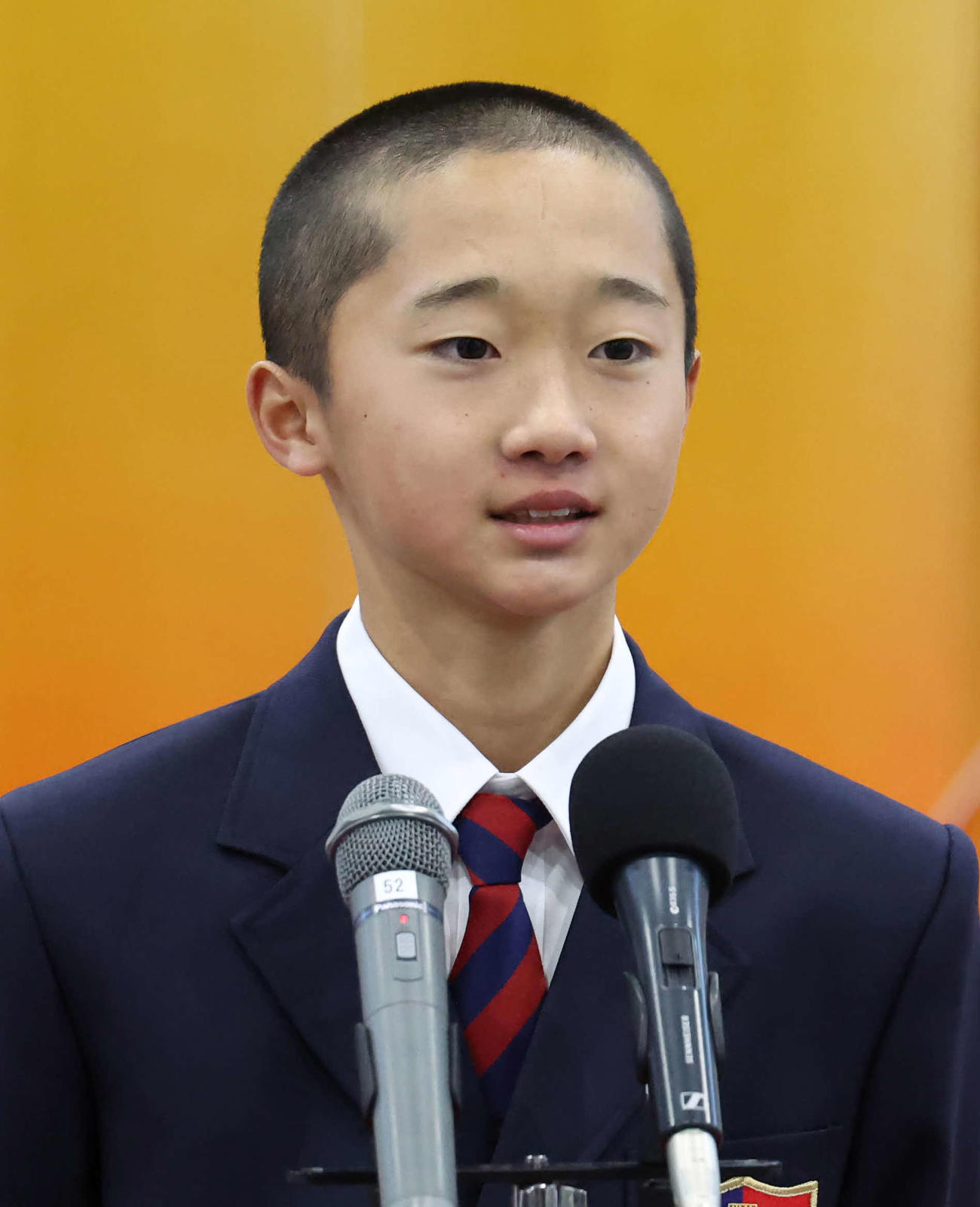インタビューに答える池添陽さん（撮影・丹羽敏通）