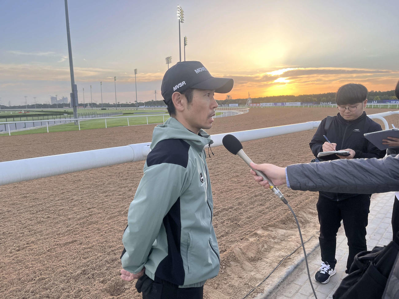 ドバイターフに出走するダノンデサイルの最終追い切りに騎乗した戸崎騎手は取材を受ける（撮影・桑原幹久）