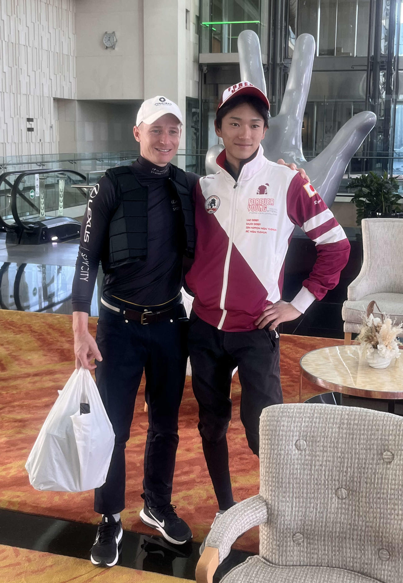 メイダンホテルで偶然再会した坂井騎手（右）とJ・マクドナルド騎手（左）（撮影・桑原幹久）