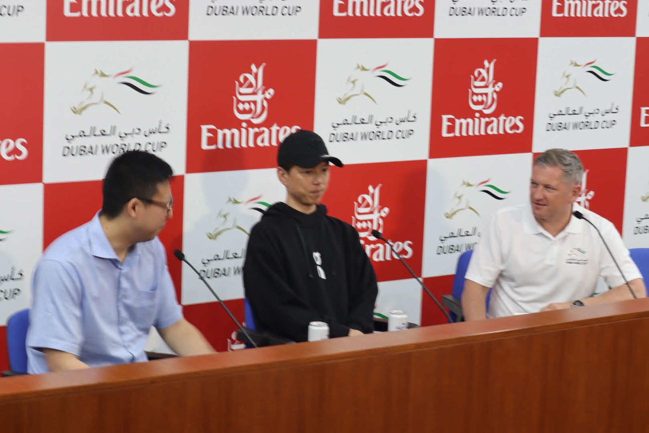 ドバイシーマCに出走するダノンデサイルを管理する安田翔師（中央）は公式会見に出席する