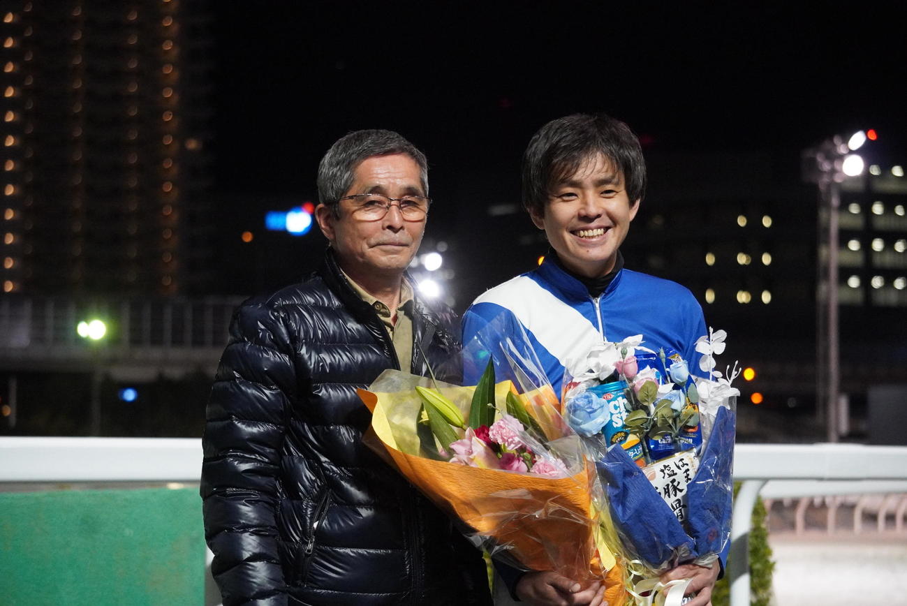 引退セレモニーでの石崎駿師（右）。左は父の隆之元騎手