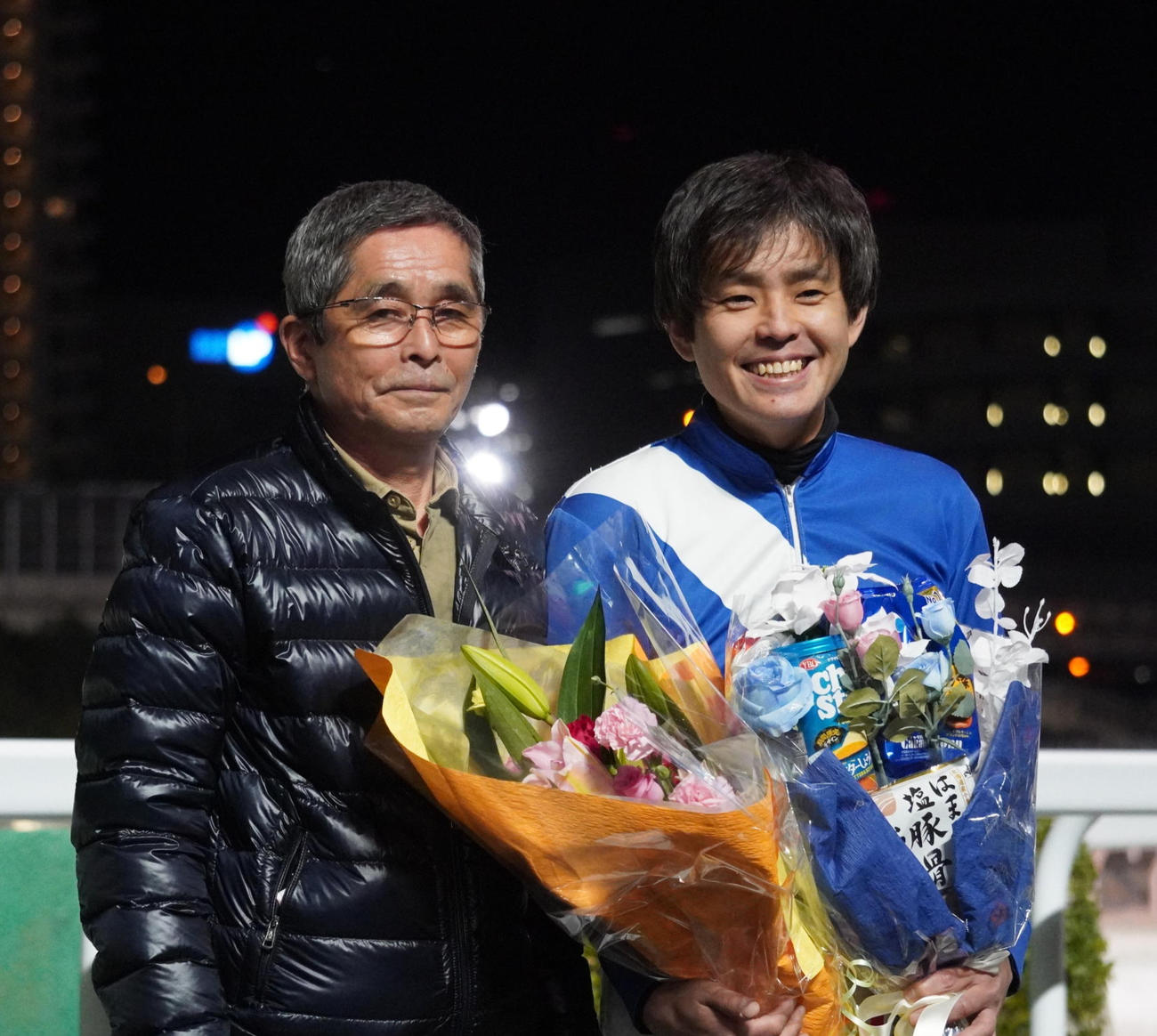 引退セレモニーでの石崎駿師（右）。左は父の隆之元騎手