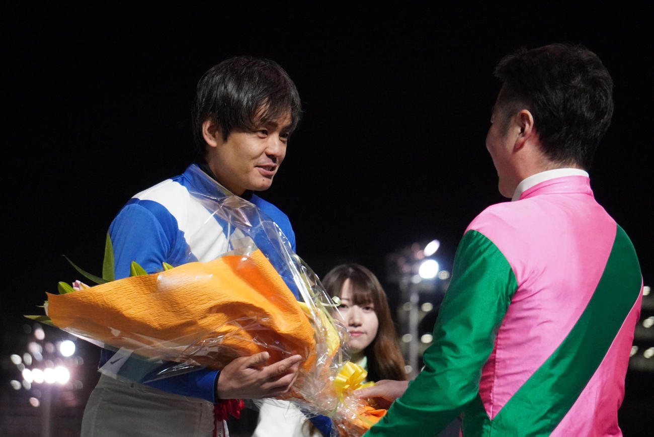 引退セレモニーでの石崎駿師。右は石崎隆之元騎手の勝負服を着た米谷康秀師
