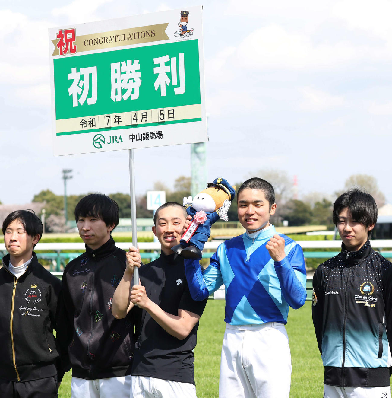 中山7R、4歳上1勝クラスをスペイドアンで逃げ切って初勝利を挙げた上里騎手（撮影・丹羽敏通）