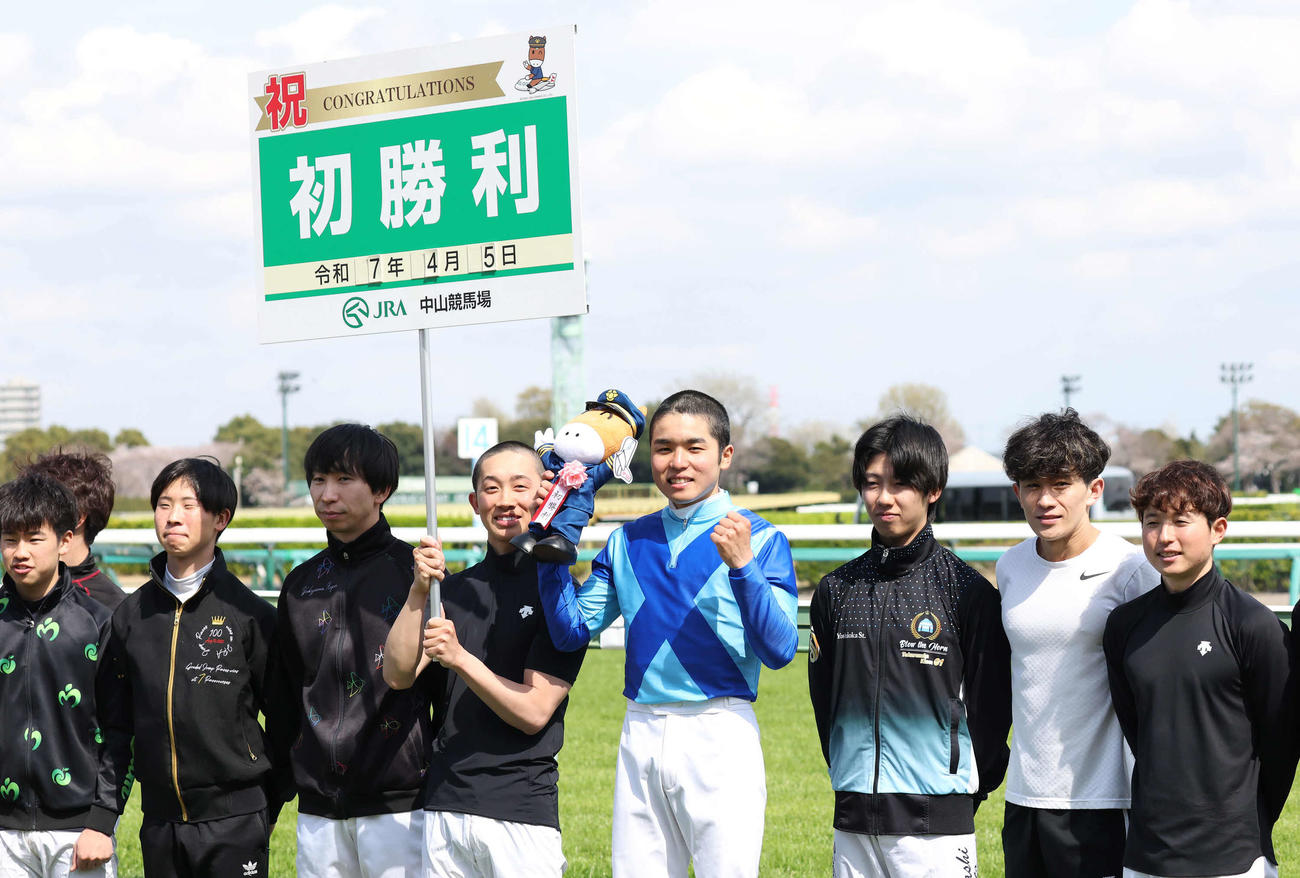 中山7R、4歳上1勝クラスをスペイドアンで逃げ切って初勝利を挙げた上里騎手（撮影・丹羽敏通）
