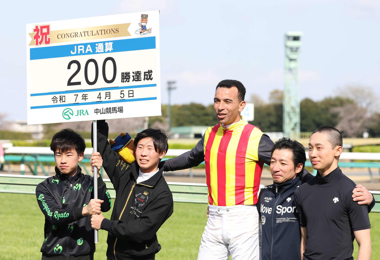 山吹賞をピックデムッシュで制してJRA通算200勝を達成したモレイラ騎手（撮影・丹羽敏通）
