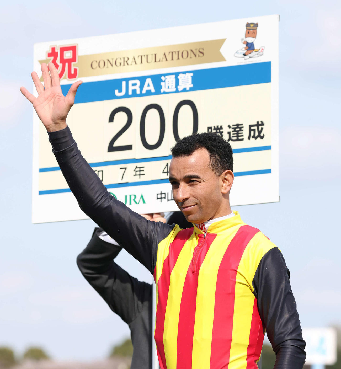 山吹賞をピックデムッシュで制してJRA通算200勝を達成したモレイラ騎手（撮影・丹羽敏通）
