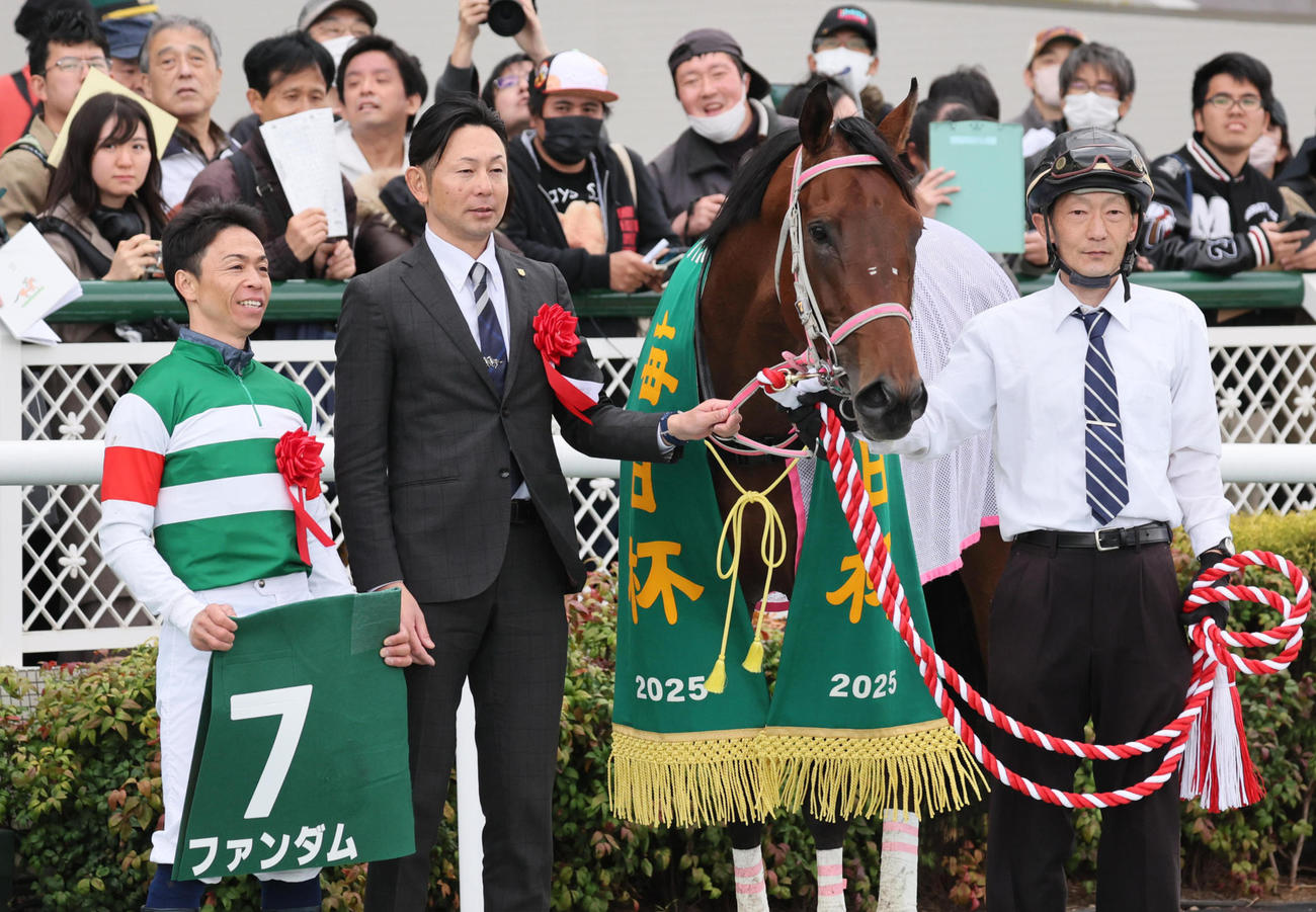 3月29日、ファンダムで毎日杯を制した北村宏騎手（左）と辻調教師