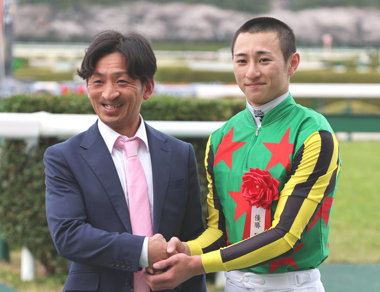 チャーチルダウンズCをランスオブカオスで制し、重賞初勝利の吉村誠之助騎手（右）は父の智洋騎手と握手