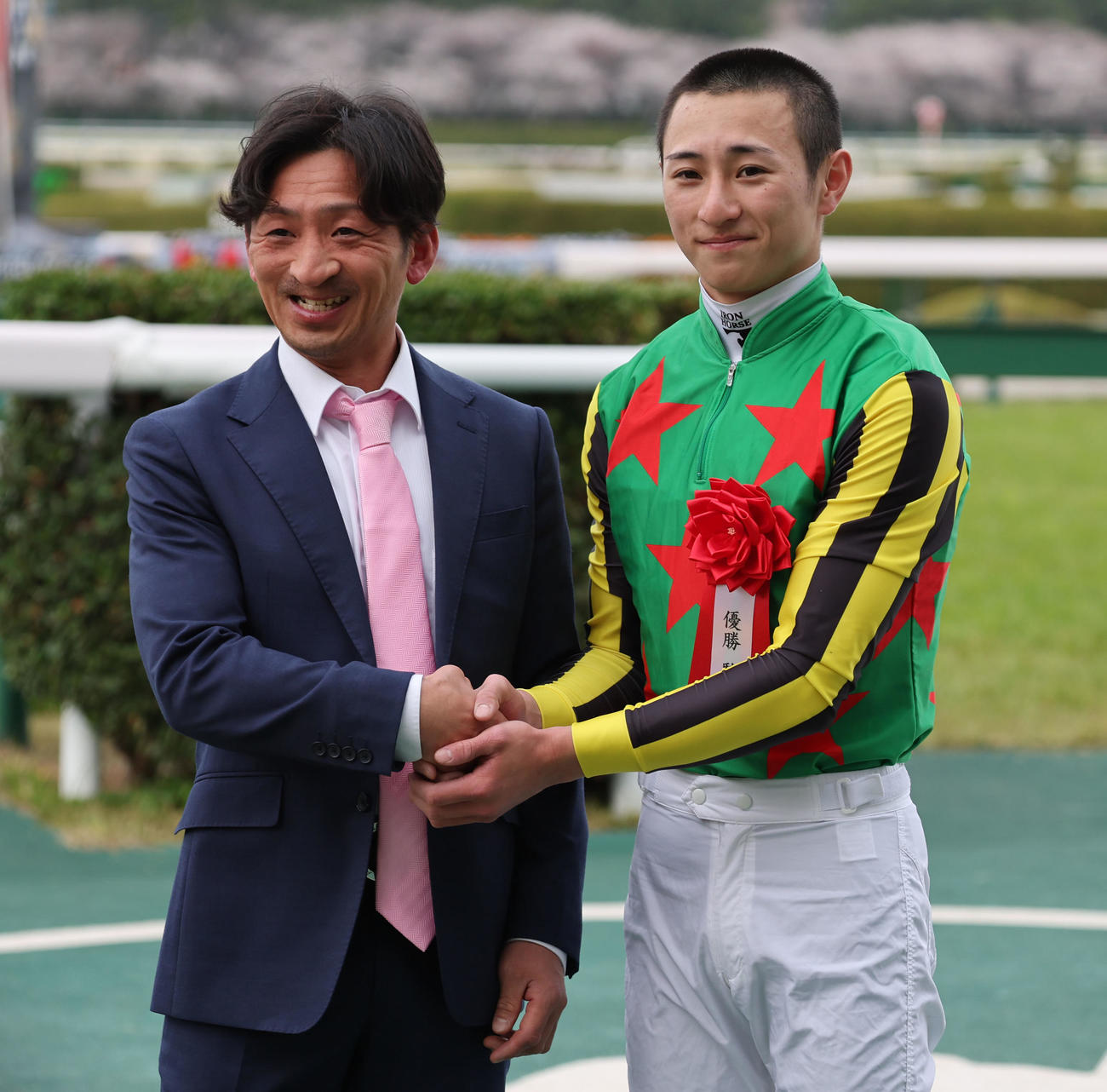 チャーチルダウンズCをランスオブカオスで制した吉村誠之助騎手（右）は父の智洋騎手と握手（撮影・西尾就之）