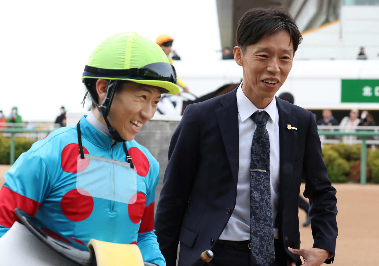 中山8Rをビジューブリランテで制し、JRA初勝利を挙げた浅利師（右）と荻野極騎手（撮影・丹羽敏通）