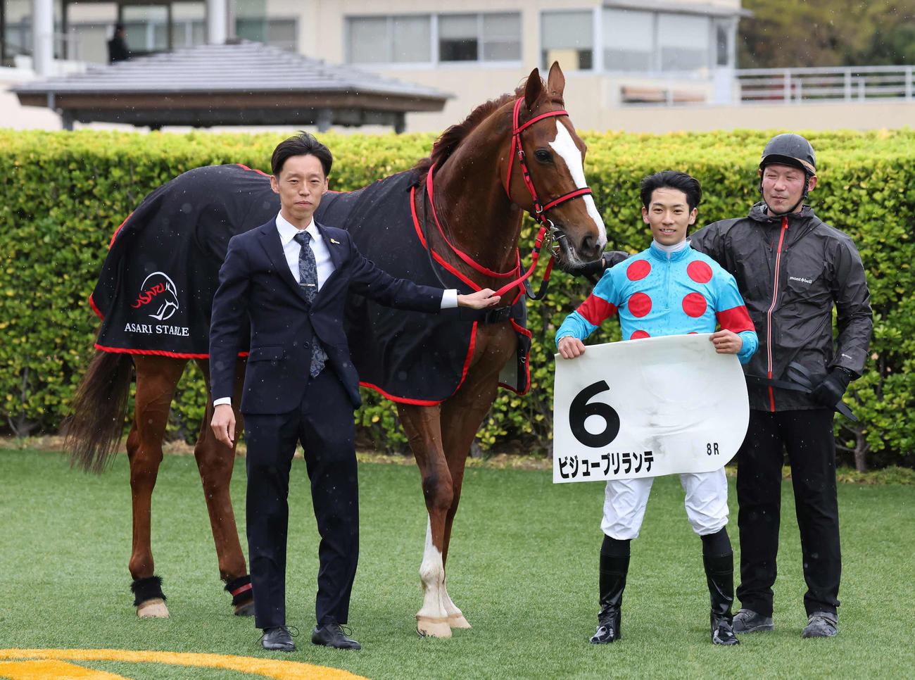 中山8R、4歳上1勝クラスを制して厩舎に初勝利をもたらしたビジューブリランテの口取りをする浅利師（左）と荻野極騎手（撮影・丹羽敏通）