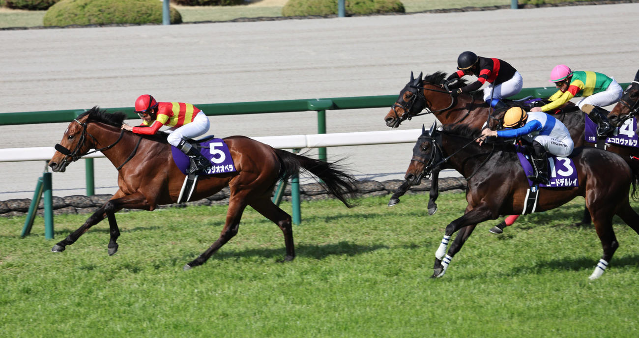 横山和騎手騎乗のベラジオオペラが直線鋭く伸び大阪杯を制した（撮影・西尾就之）
