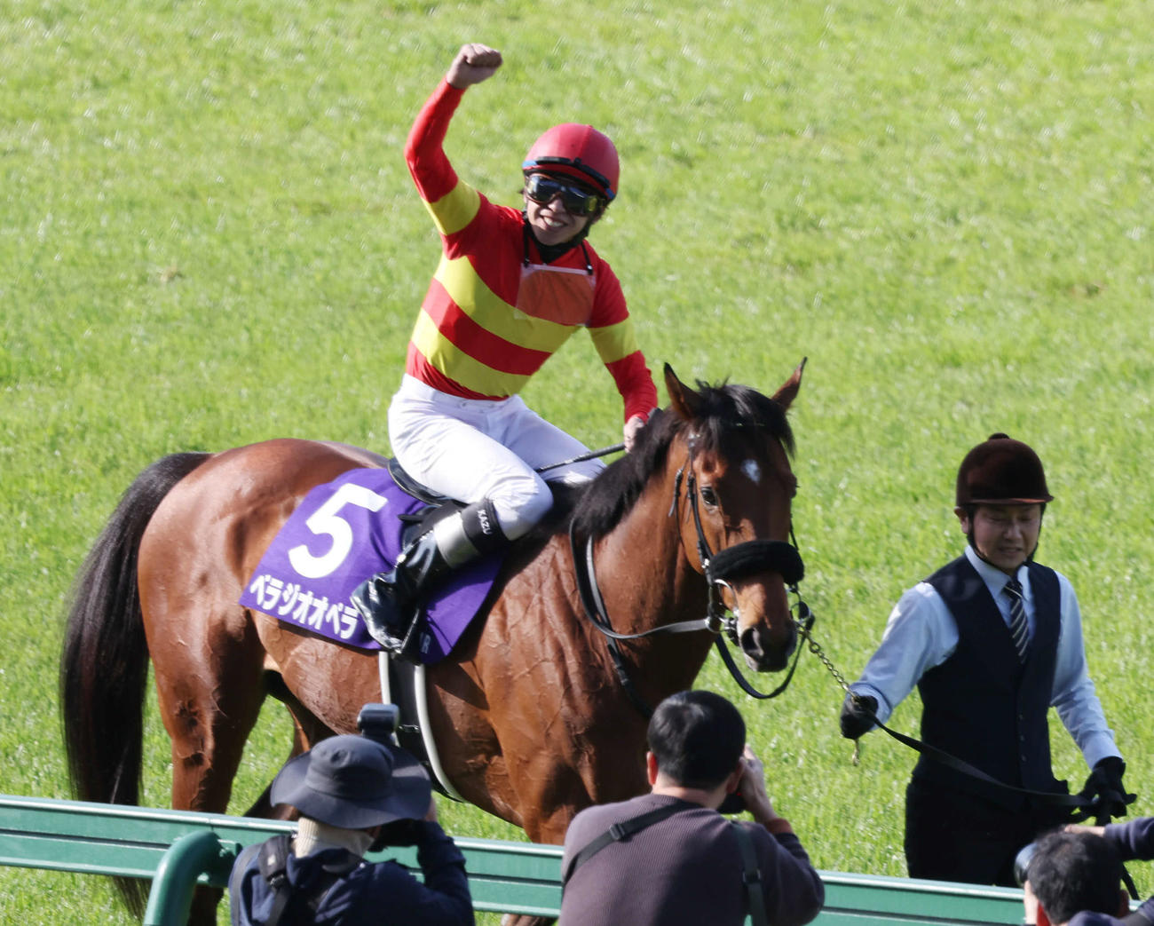 ベラジオオペラが直線鋭く伸び大阪杯制し、横山和騎手はスタンドに向かってガッツポーズ（撮影・西尾就之）