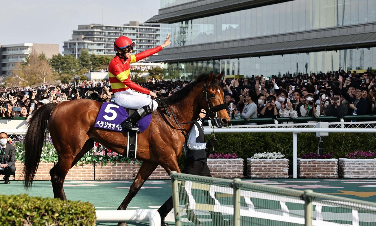 大阪杯を制したベラジオオペラと横山騎手はファンの歓声に笑顔で応える（撮影・上田博志）