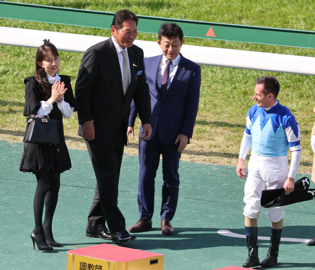 夢洲Sをシヴァースで制しM・デムーロ騎手（右）と表彰式に臨む佐々木主浩氏と加奈子夫人（撮影・西尾就之）