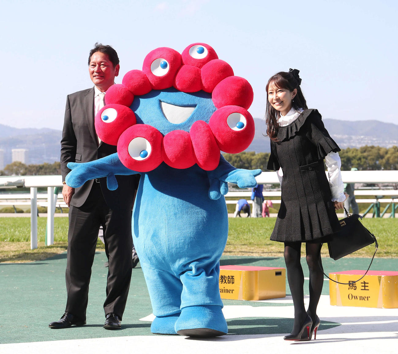 記念写真に納まる左から、佐々木主浩オーナー、ミャクミャク、加奈子夫人（撮影・白石智彦）