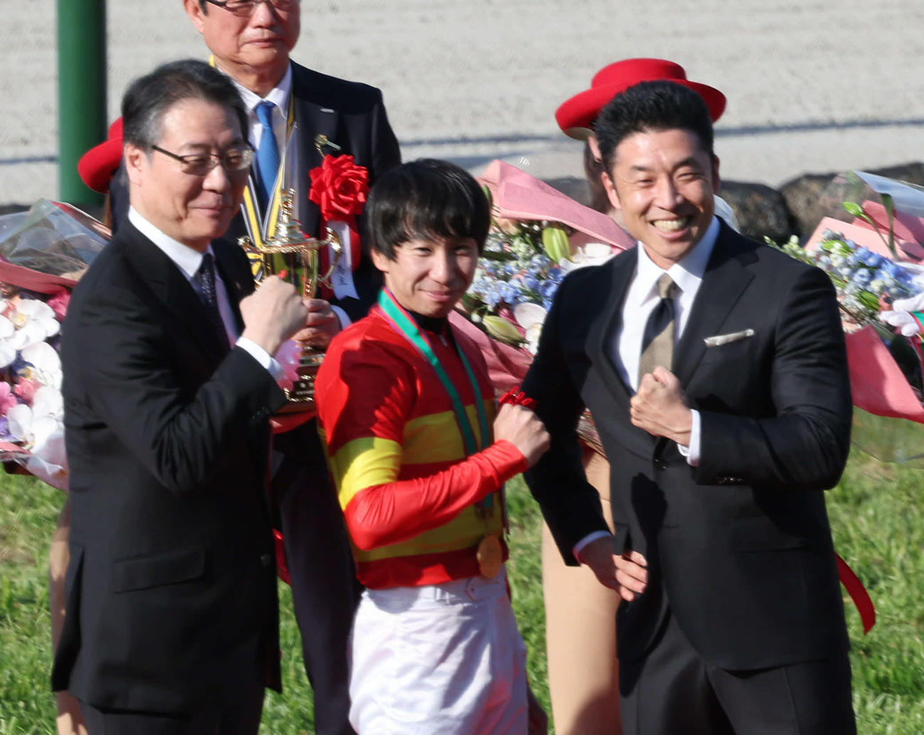 横山和騎手（中央）はプレゼンターのなかやまきんに君（右）と「パワー」ポーズ。左は吉田JRA理事長