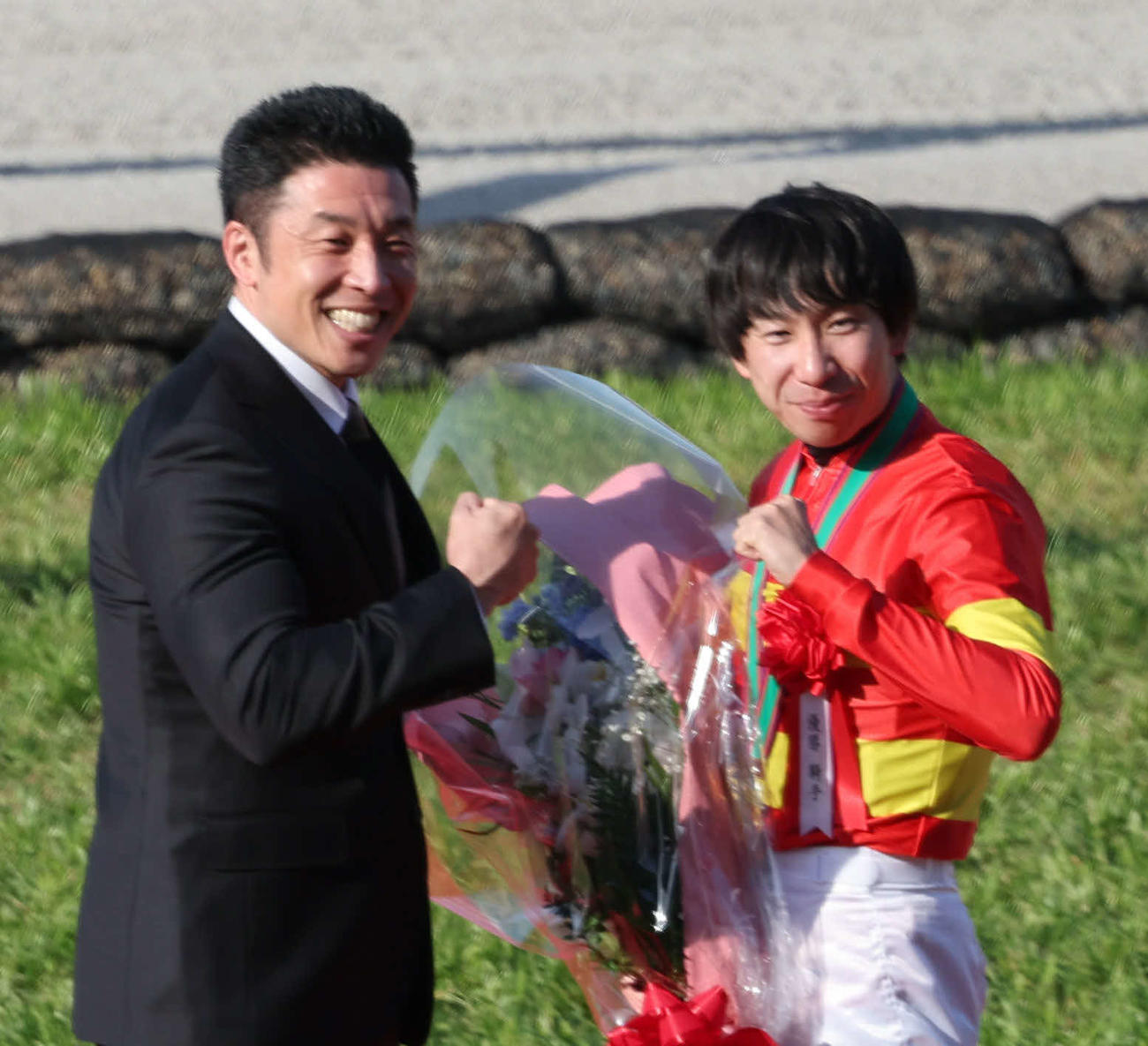 ベラジオオペラで大阪杯を制し、横山和騎手（右）はプレゼンターのなかやまきんに君と「パワー」ポーズ