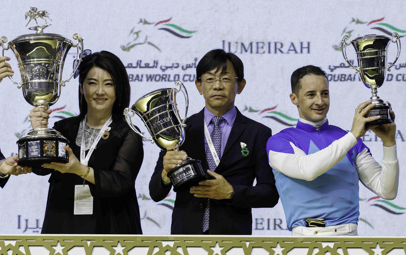 左から近藤旬子オーナー、加藤征師、ルメール騎手（C）Dubai Racing Club
