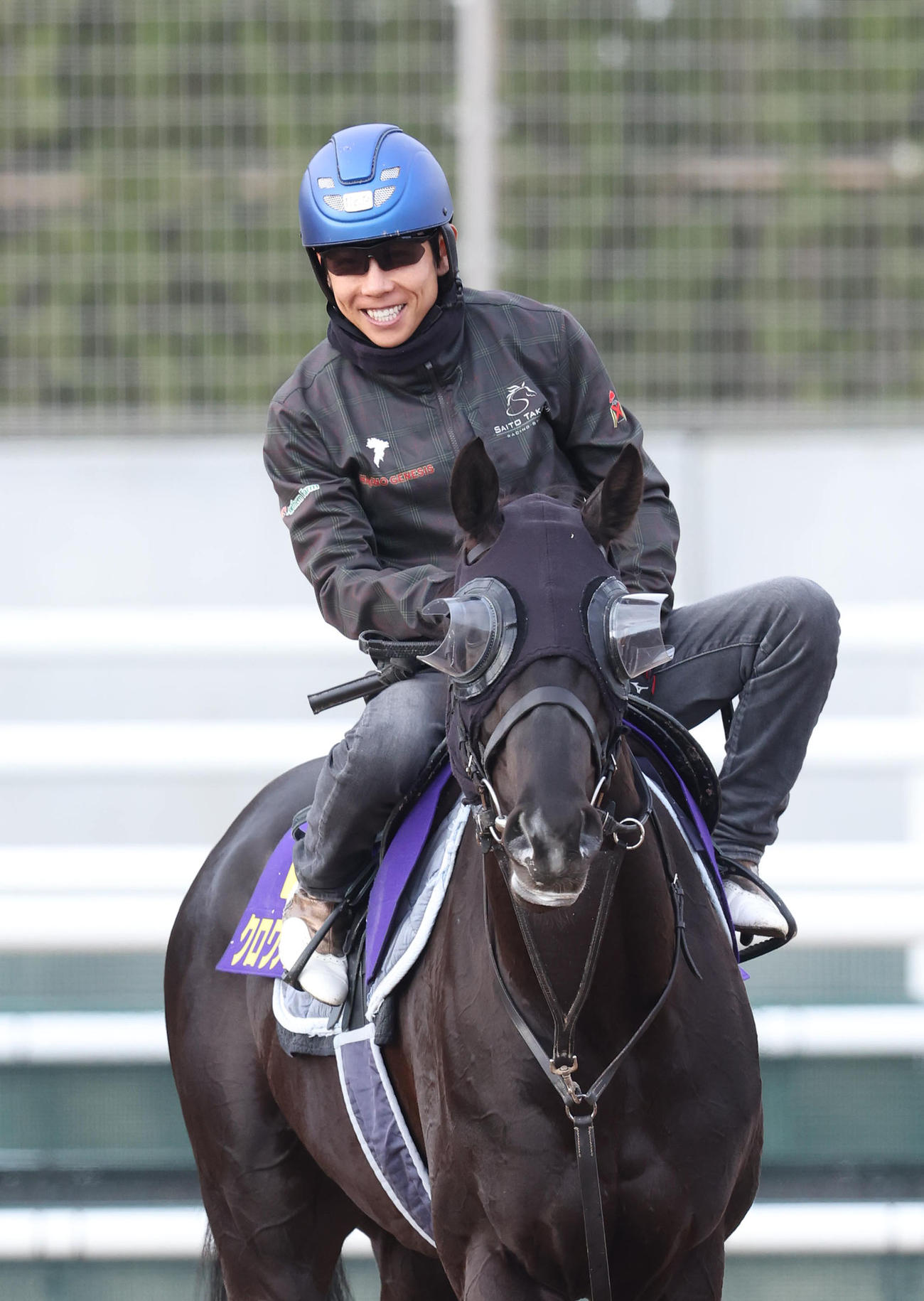 北村友騎手を背に角馬場で調整するクロワデュノール（撮影・白石智彦）
