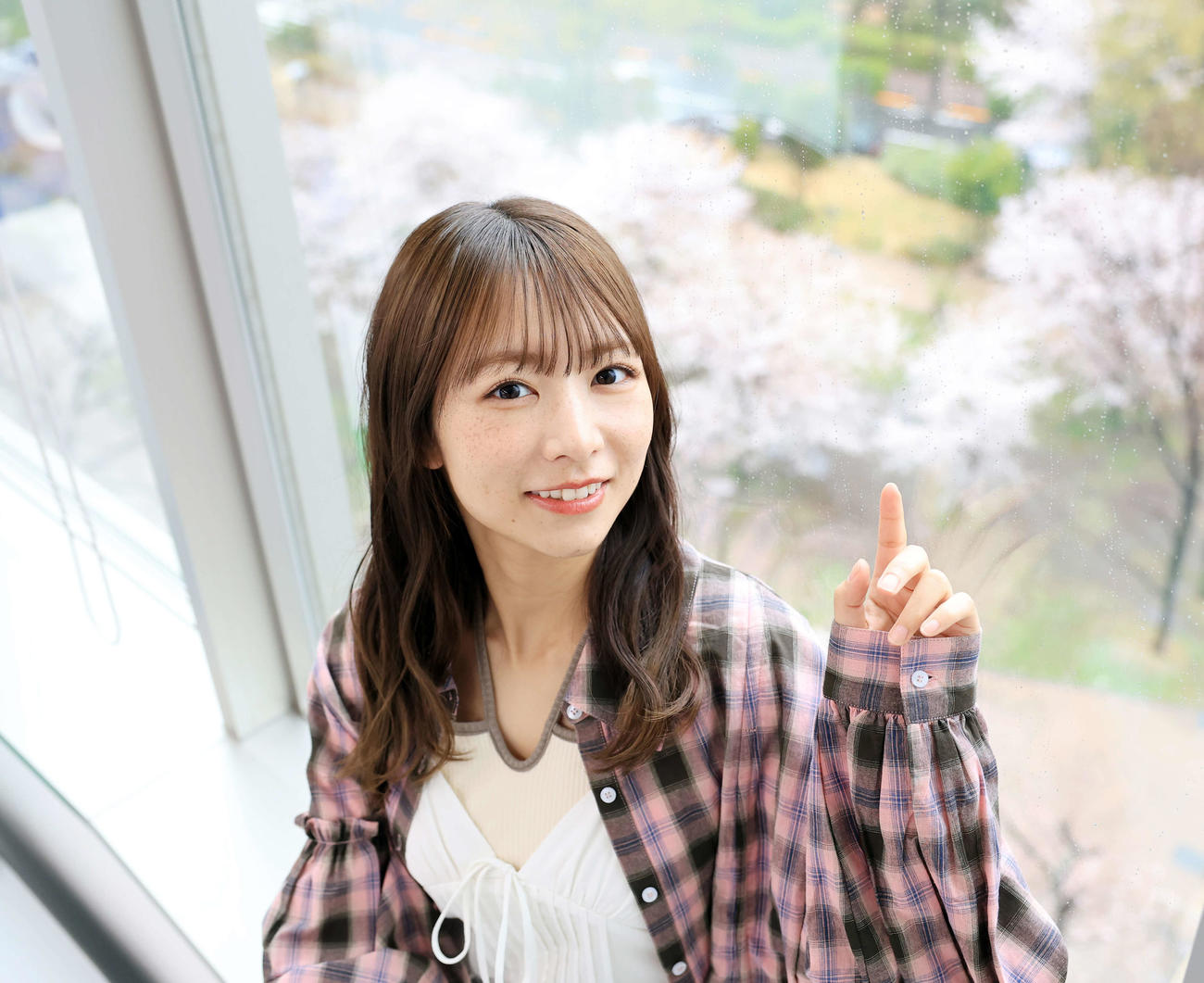 満開の桜を背に笑顔を見せる北野日奈子（撮影・浅見桂子）