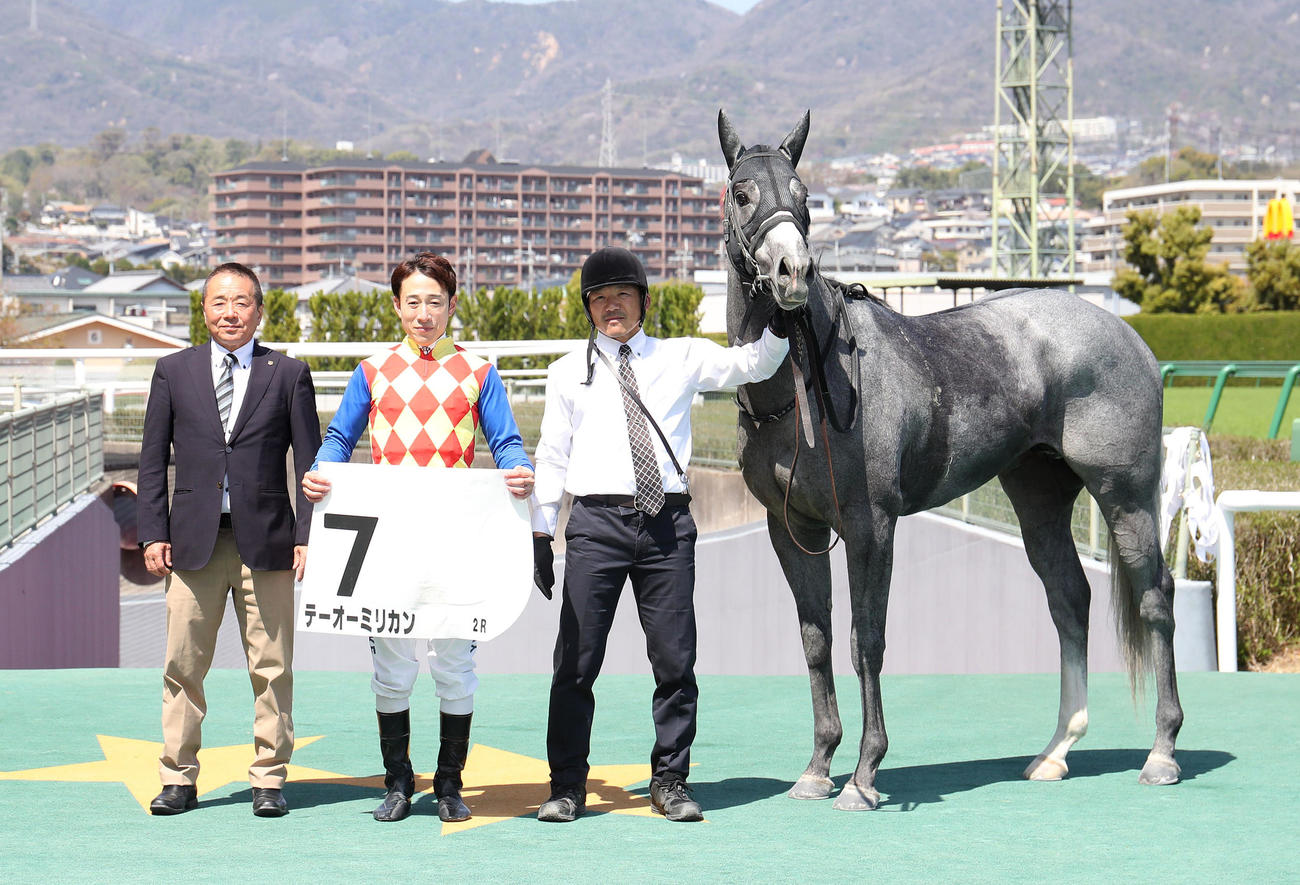 阪神2R、3歳未勝利を勝ち上がったテーオーミカリンと口取りに並ぶ藤岡佑騎手（中央）（撮影・白石智彦）