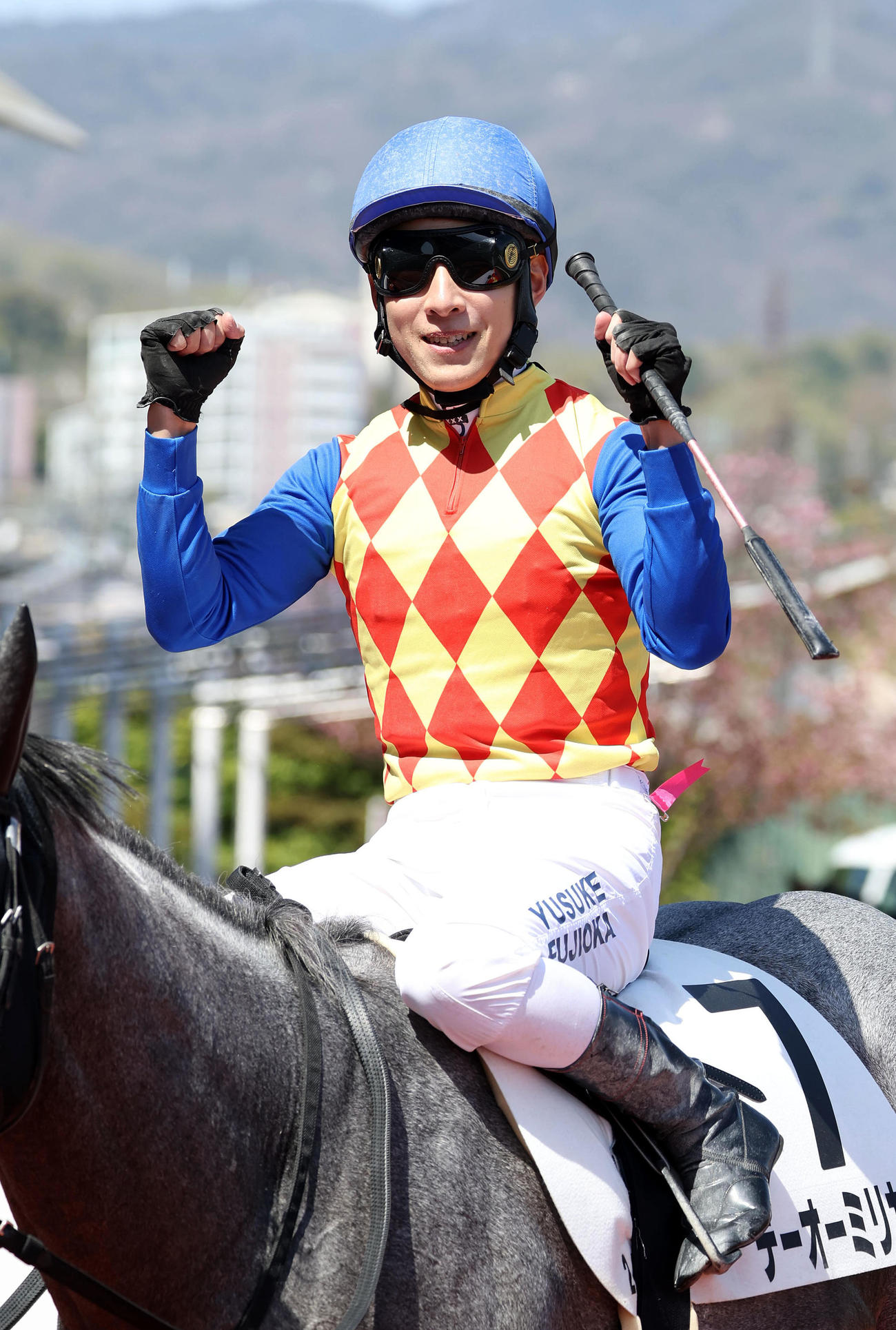 阪神2R、ガッツポーズして引き揚げるテーオーミカリンに騎乗の藤岡佑騎手（撮影・白石智彦）