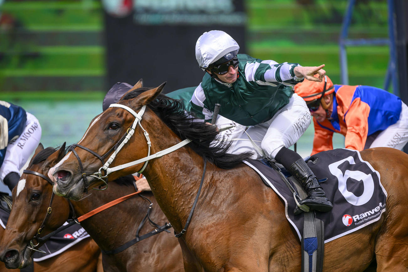 ヴィアシスティーナとジェームズ・マクドナルド騎手（C）Sky Racing