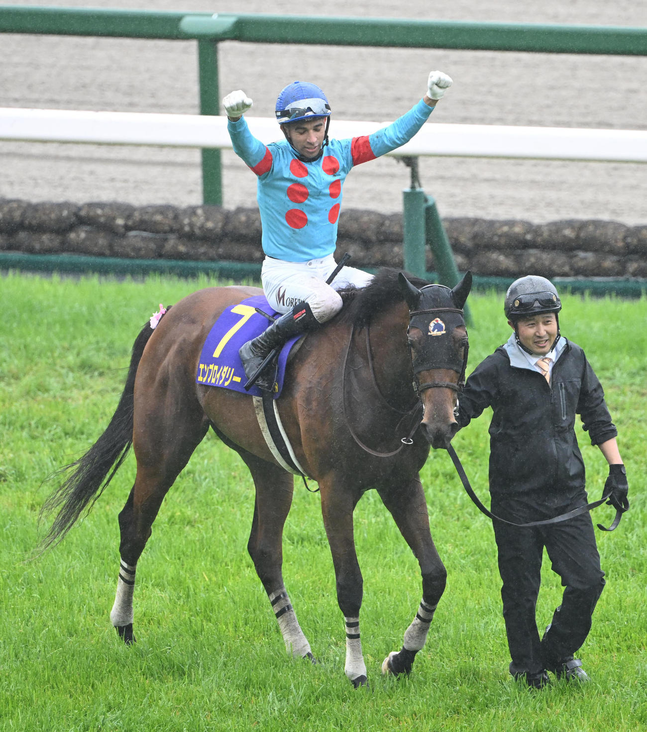 直線で抜け出し桜花賞を制したエンブロイダリーの鞍上J・モレイラ騎手はガッツポーズ（撮影・和賀正仁）