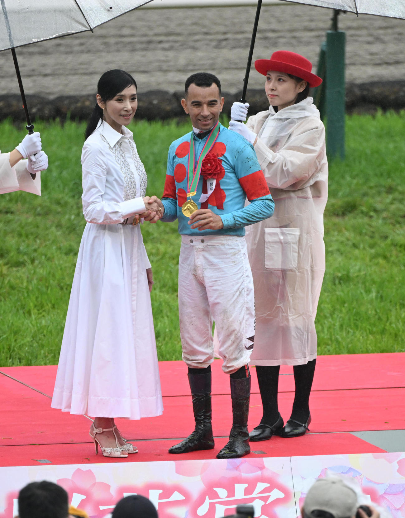 プレゼンターの黒木瞳（左）から祝福されるJ・モレイラ騎手（撮影・和賀正仁）