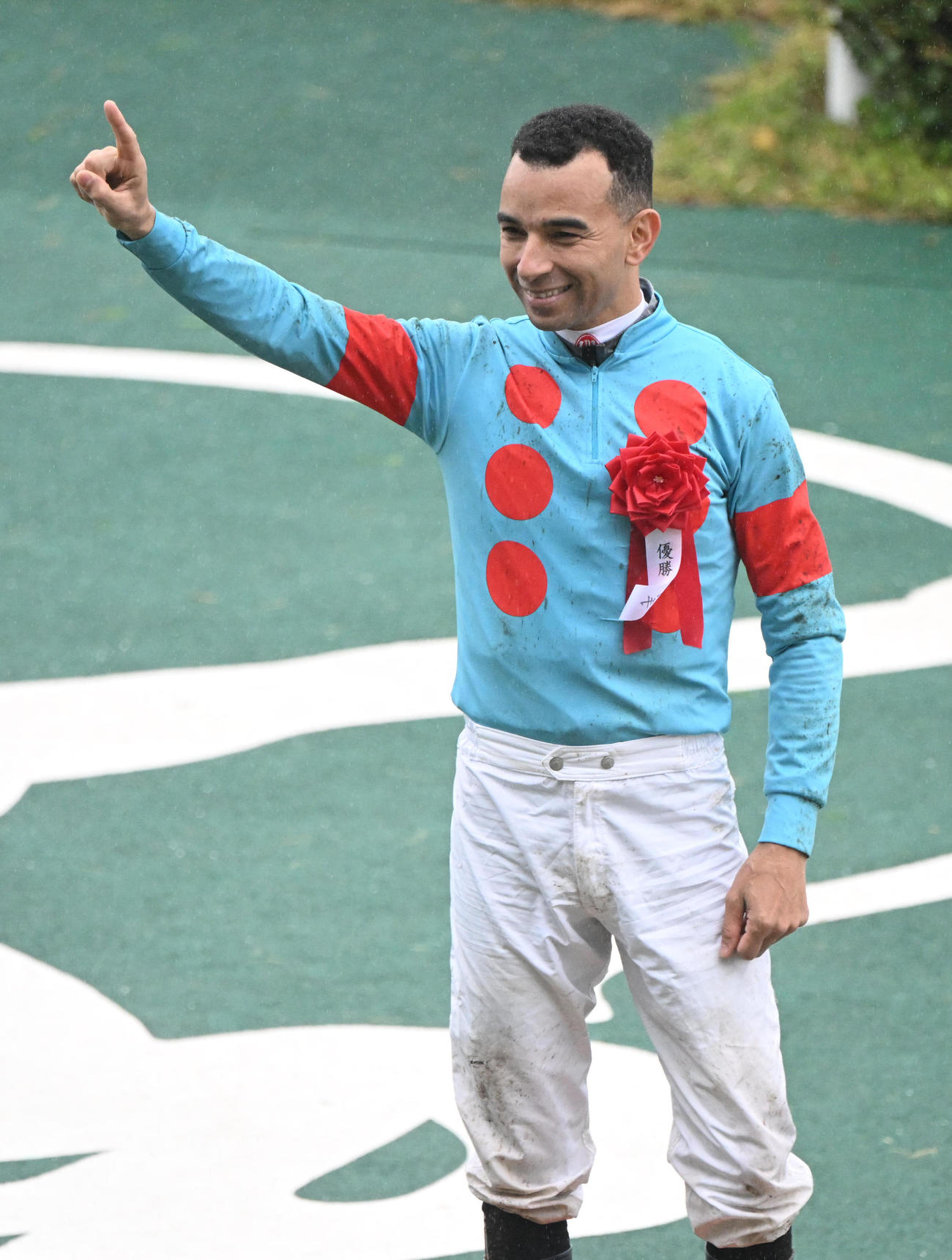 桜花賞を制しポーズを取るJ・モレイラ騎手（撮影・和賀正仁）