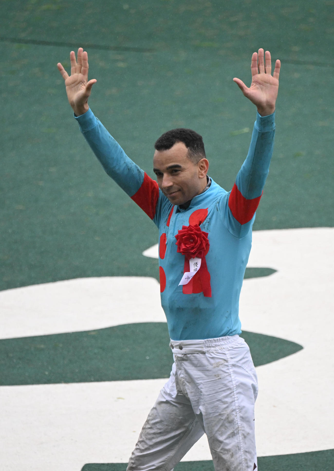 桜花賞を制しファンに手を振るJ・モレイラ騎手（撮影・和賀正仁）