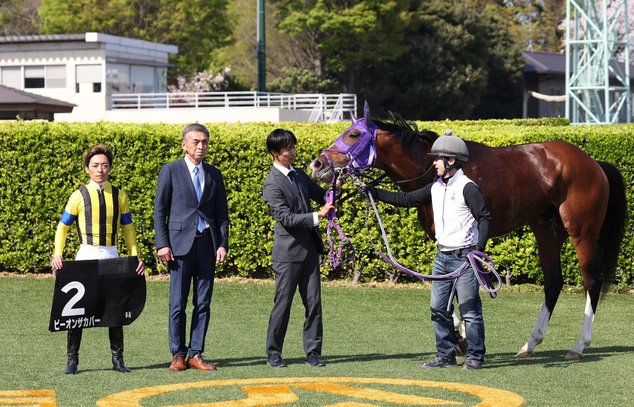 中山9R、山藤賞を制したビーオンザカバーの口取りをする川田騎手と伊藤圭師（撮影・丹羽敏通）