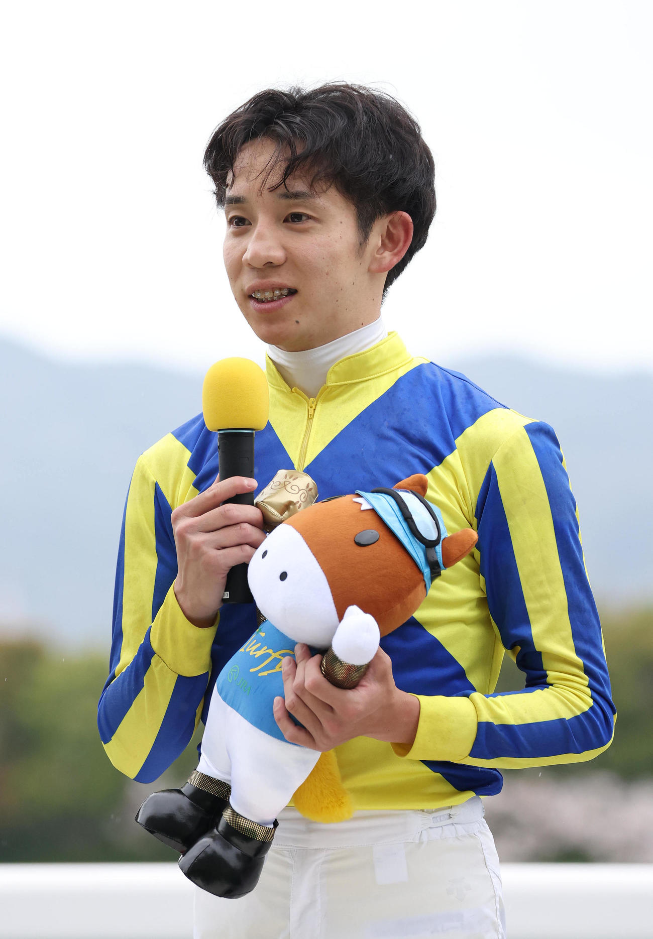 阪神3R、JRA通算300勝を達成してインタビューに答える団野騎手（撮影・白石智彦）