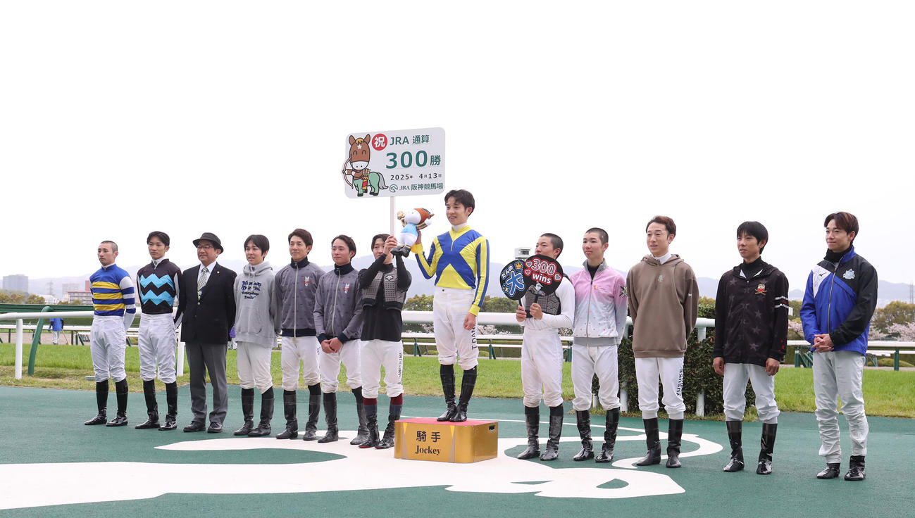 阪神3R、JRA通算300勝を達成して騎手仲間らと記念写真に納まる団野騎手（右から6人目）（撮影・白石智彦）