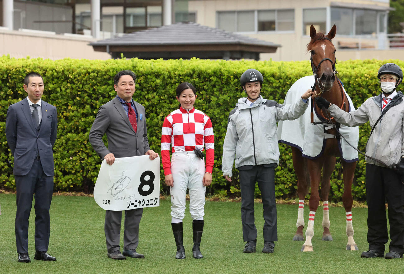 中山12R、4歳上牝馬限定の1勝クラスを制したソーニャシュニクの口取りをする武井師と今村騎手（撮影・丹羽敏通）