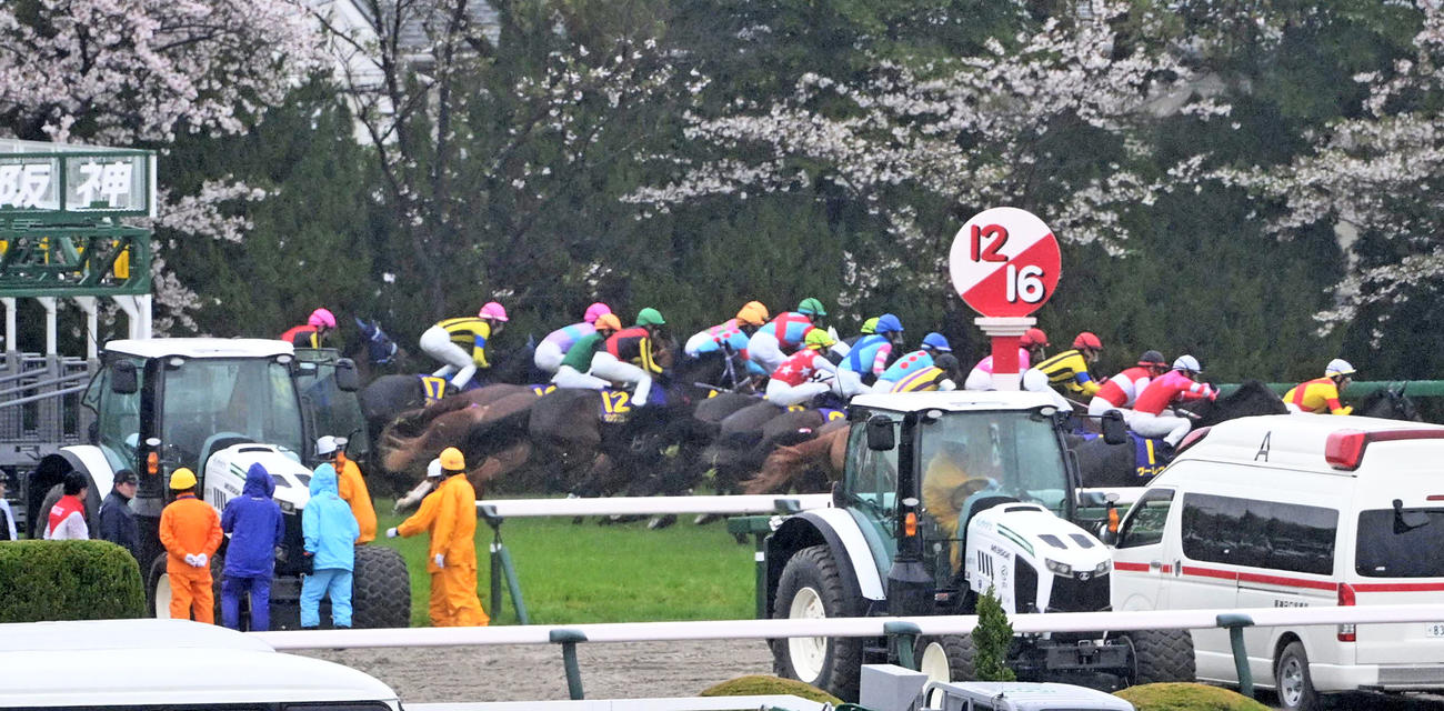 スタートで不利を受けたリンクスティップ（中央）（撮影・和賀正仁）