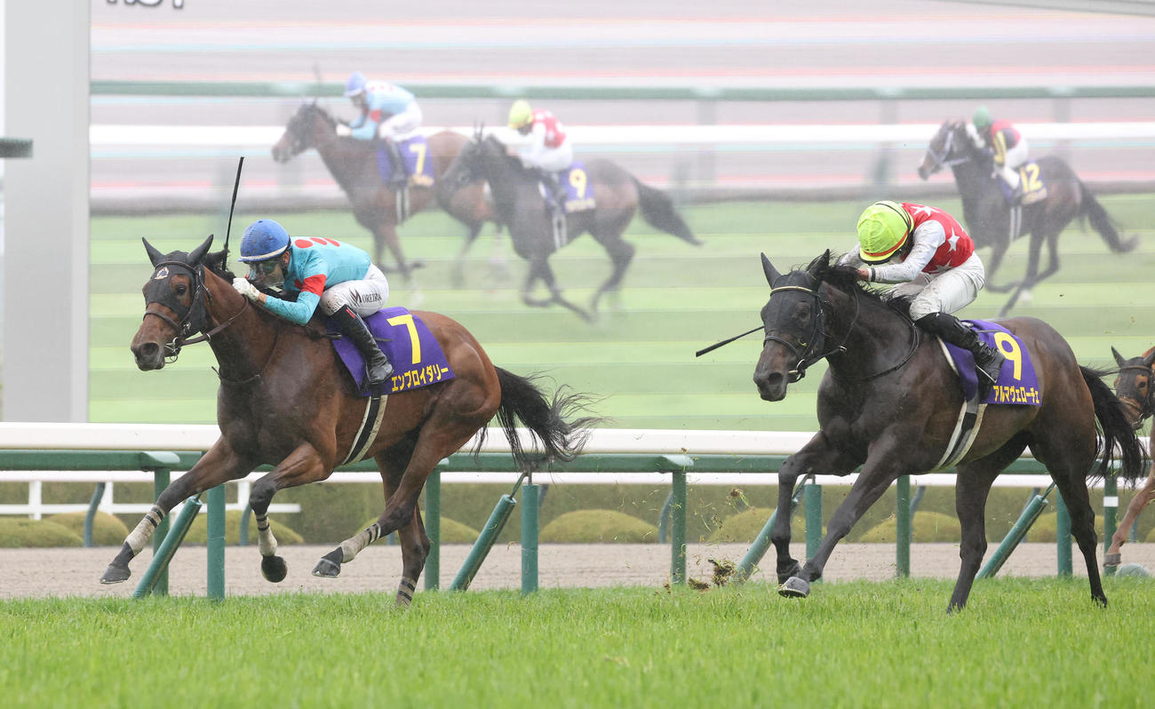 阪神11R、直線抜け出して桜花賞を制したエンブロイダリー。右は2着のアルマヴェローチェ（撮影・白石智彦）
