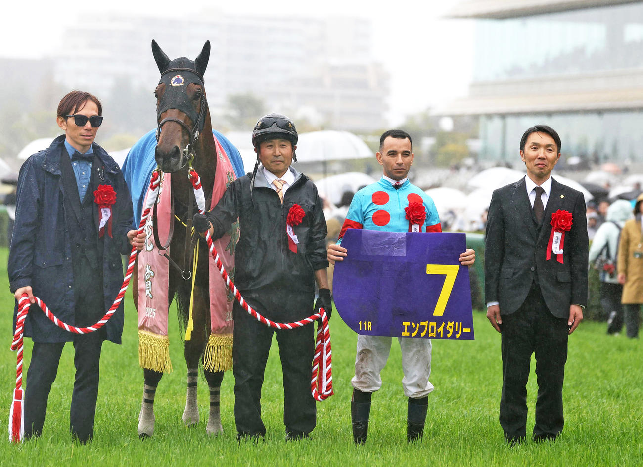 エンブロイダリーで桜花賞を制して口取りに並ぶ森一誠師（右）（撮影・白石智彦）