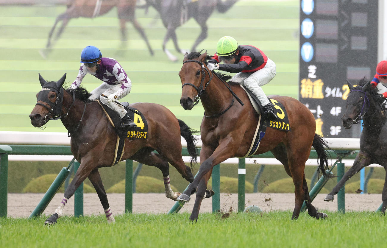 阪神9R、直線抜け出して忘れな草賞を制したサヴォンリンナ（右）（撮影・白石智彦）