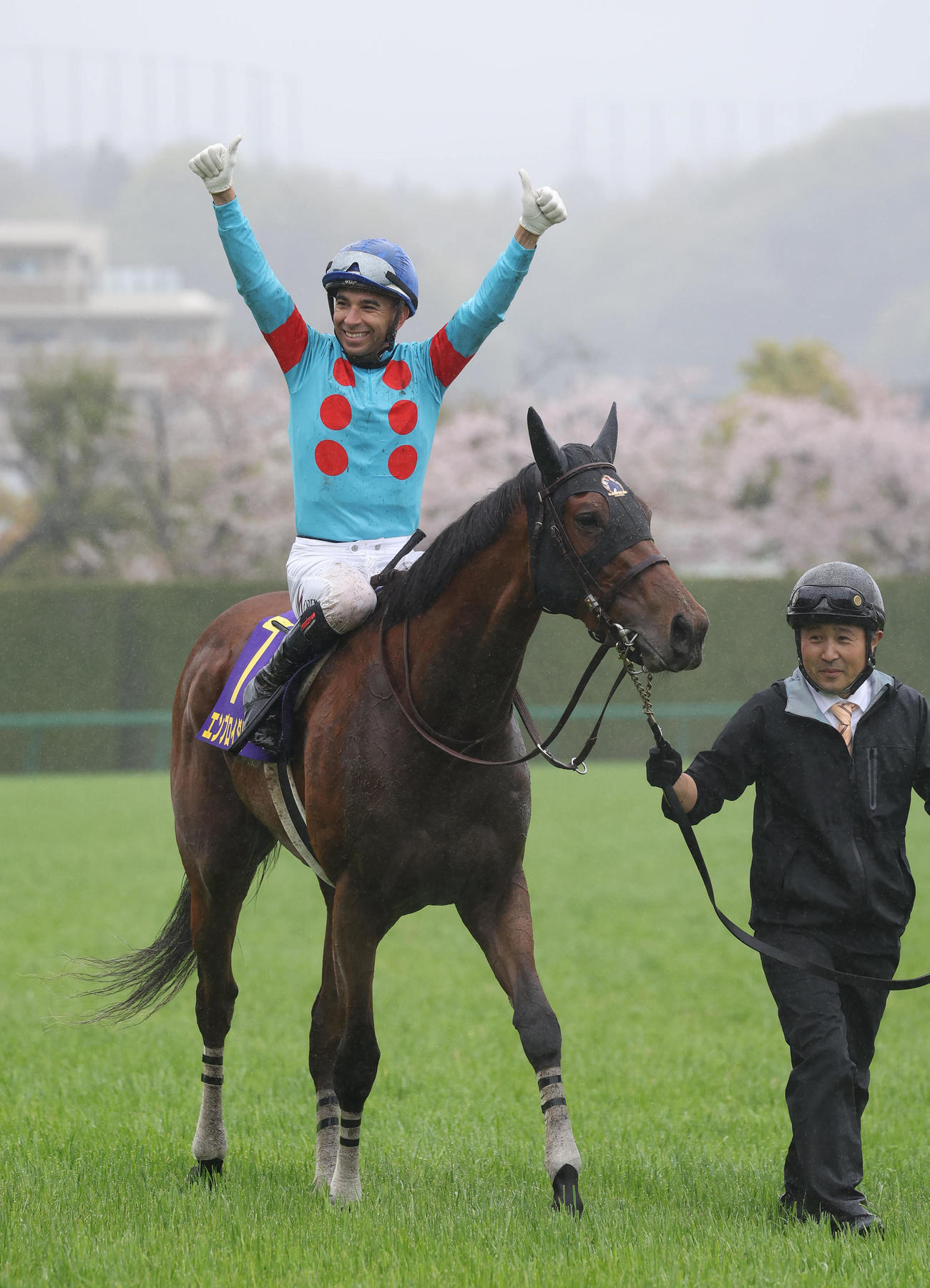 エンブロイダリーで桜花賞を制してファンの声援にガッツポーズするモレイラ騎手（撮影・白石智彦）