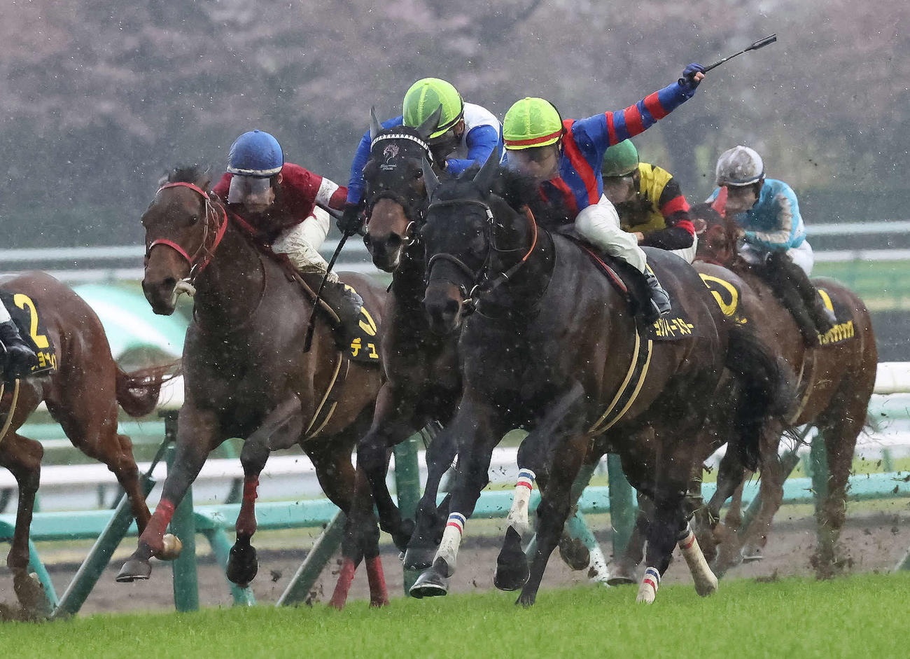中山11R、直線力強く伸びて春雷Sを制したヨシノイースターと内田騎手（右）（撮影・丹羽敏通）