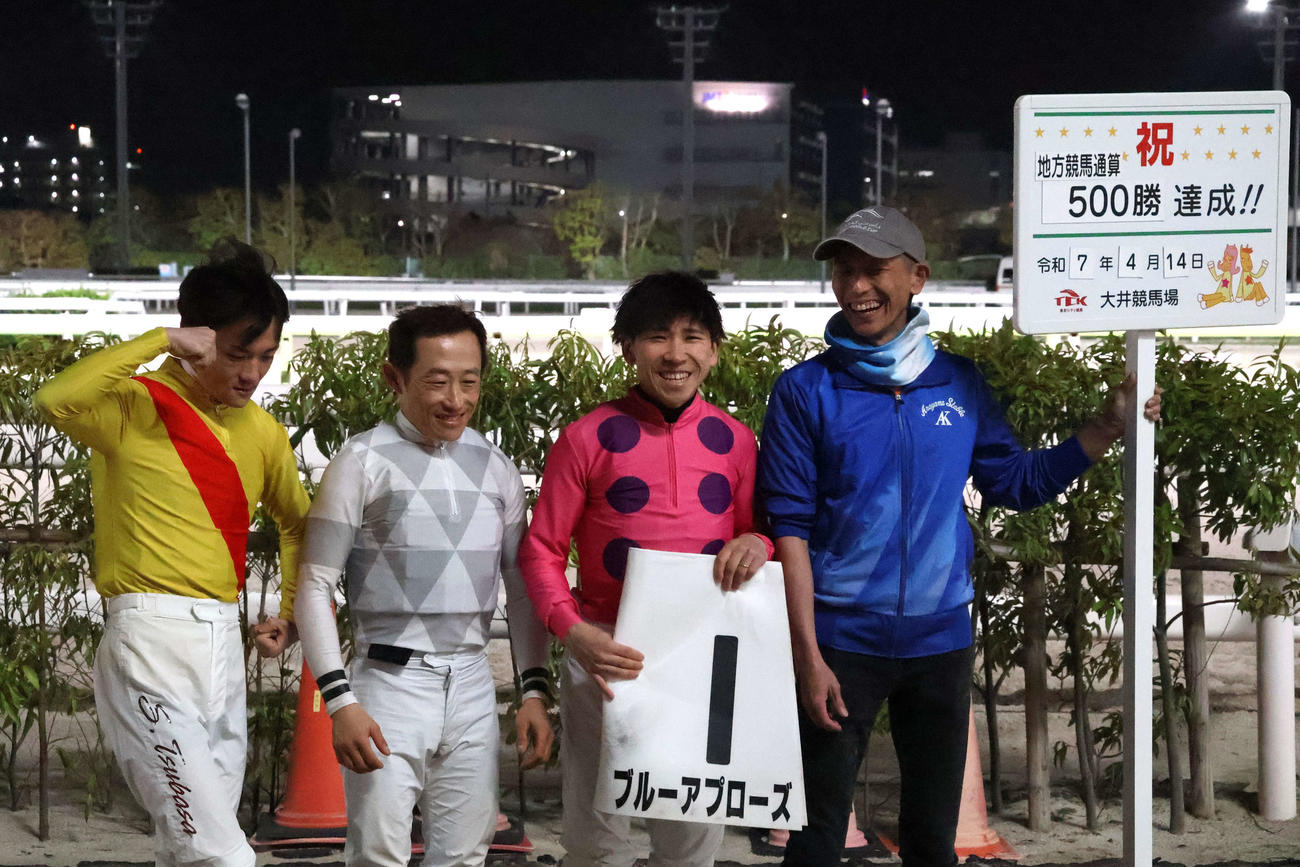 14日の大井9Rで地方競馬通算500勝を達成した大井の西啓太騎手（右から2人目）