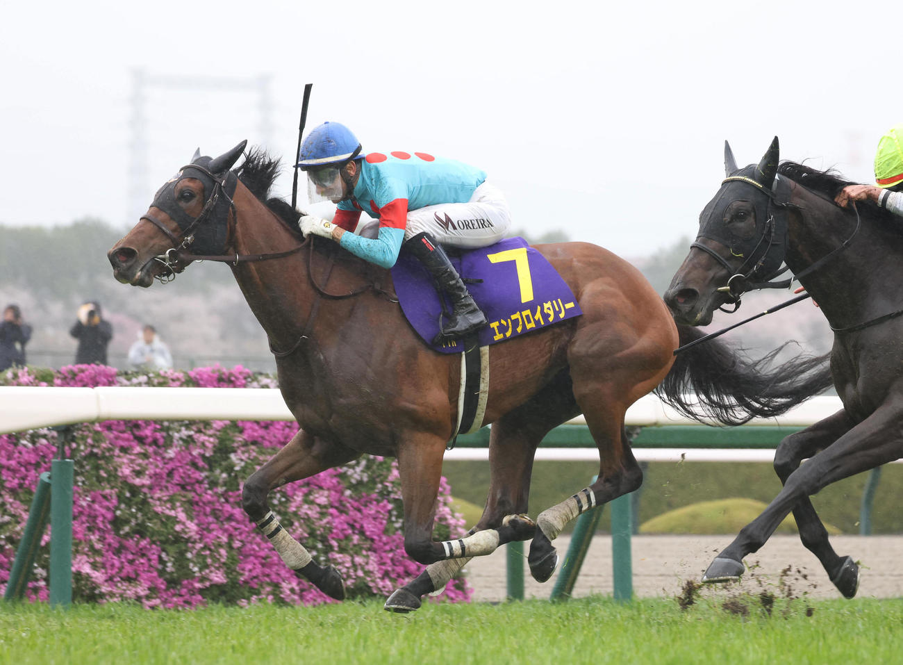 直線抜け出して桜花賞を制したエンブロイダリー（撮影・白石智彦）