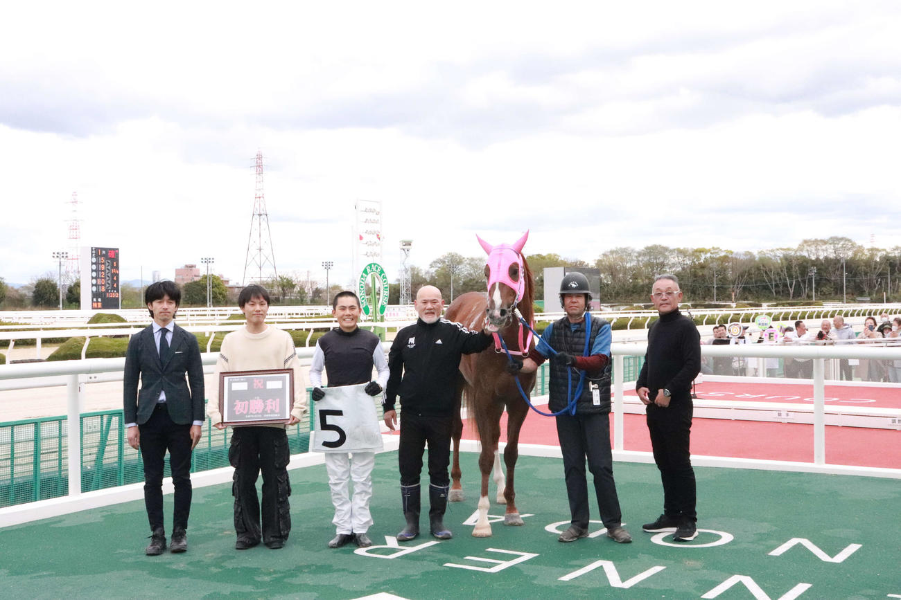 15日の園田1Rで初騎乗初勝利を達成した米玉利燕三騎手（左から3人目）。右隣が父の晴久厩務員