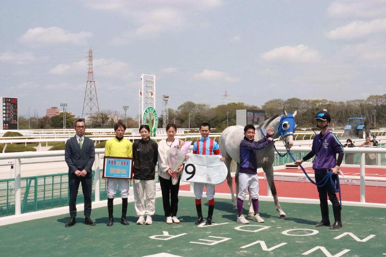 16日園田5Rで初勝利を挙げた小谷哲平騎手（右から3人目）。左から2人目は父の小谷周平騎手