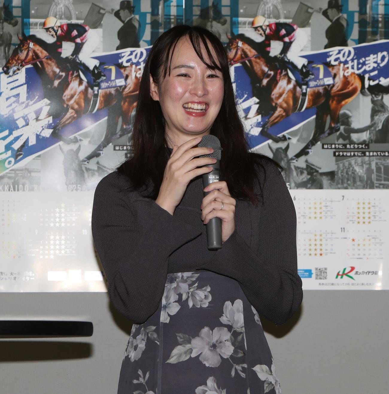 門別競馬場でのイベントに登場した藤田菜七子さん（撮影・奥村晶治）