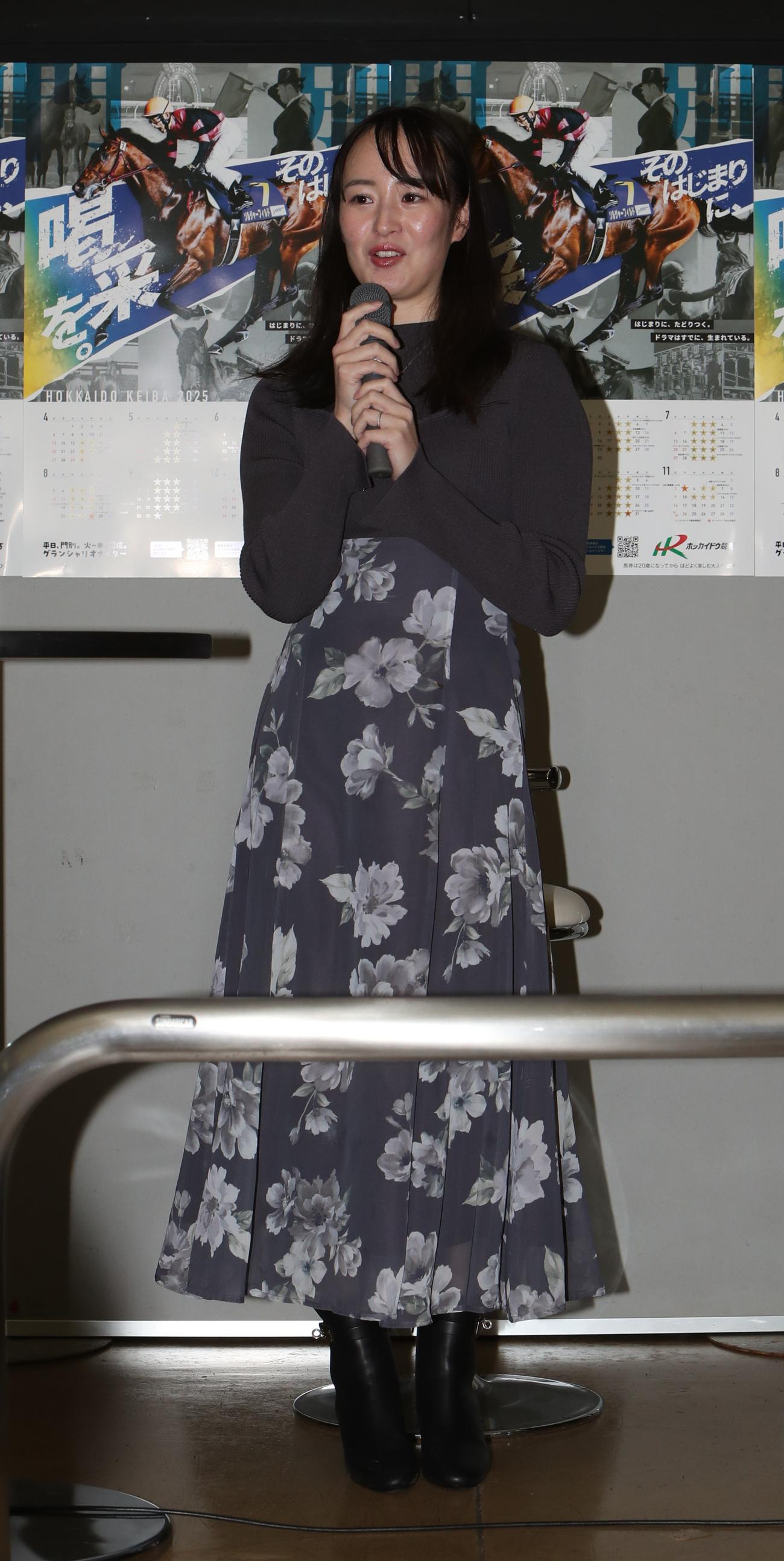 門別競馬場でのイベントに登場した藤田菜七子さん（撮影・奥村晶治）