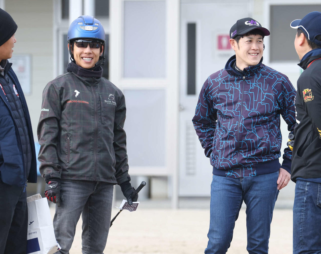 9日、クロワデュノールの追い切り後、笑顔の北村友騎手（左）と斉藤崇調教師